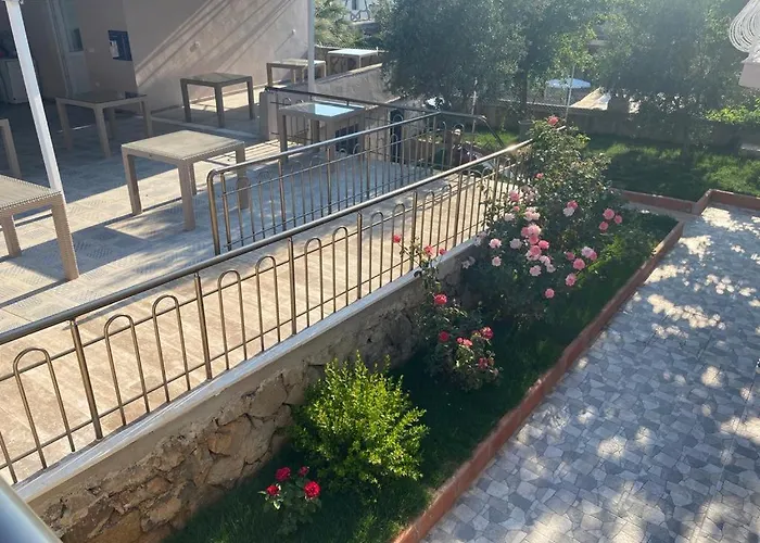 לינה וארוחת בוקר Bella Rose Cedit